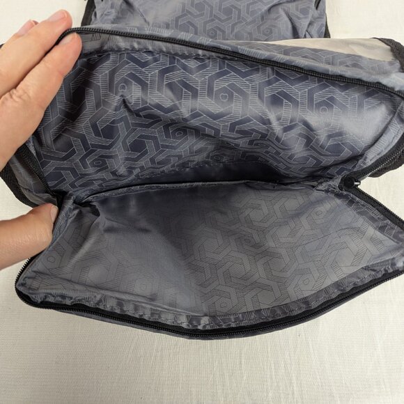 Delsey Hanging Toiletry Organizer Travel Bag Trifold Black Pocket Magnetic Close - Picture 3 of 7